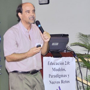 El Dr. Mario Núñez Molina con el tema Reflexiones en torno a una década de aprendizaje en la Web, nos llevó por un ameno recorrido de diez años de integración de la Internet como herramienta de apoyo a sus cursos.