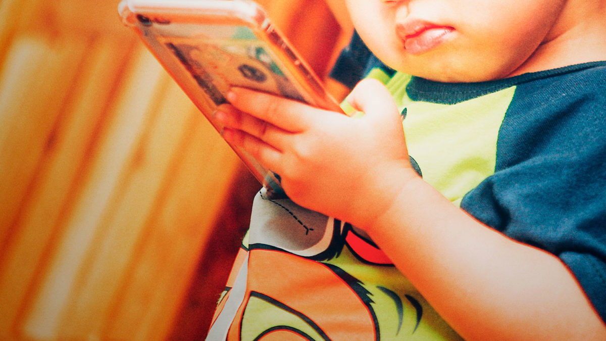 Niño usando un smartphone