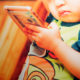 Niño usando un smartphone