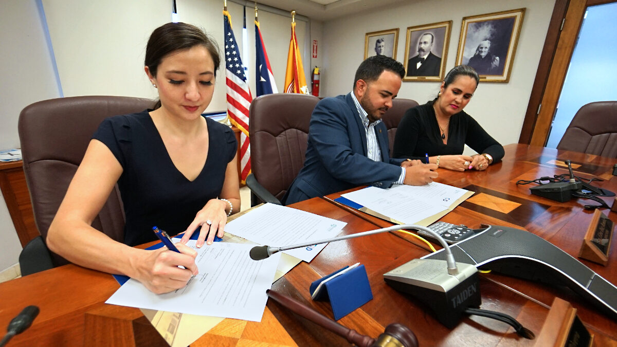 Keiko Yoshino PRBTA Jesús Vázquez y Lourdes Aponte CUD firman acuerdo de colaboracion