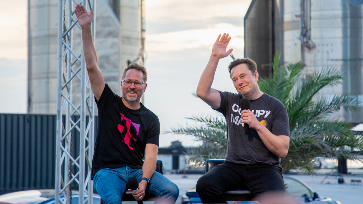 Mike Sievert, CEO y presidente de T- Mobile junto a Elon Musk, ingeniero en jefe de SpaceX