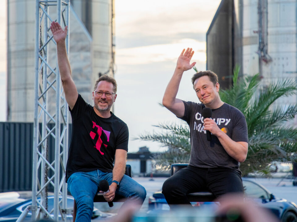 Mike Sievert, CEO y presidente de T- Mobile junto a Elon Musk, ingeniero en jefe de SpaceX