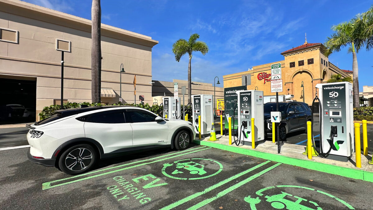 Auto eléctrico cargando en la estación Velocicharge de Plaza las Américas