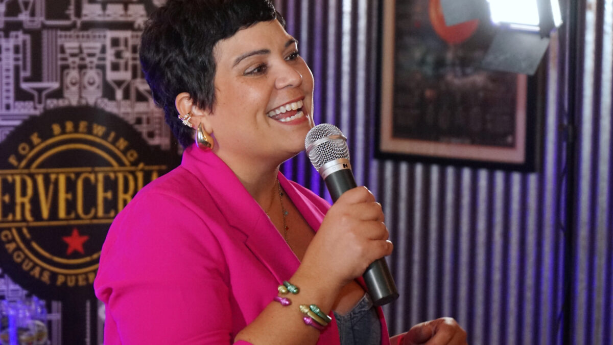 Karl Sustache de Somos Corp se dirige a la audiencia