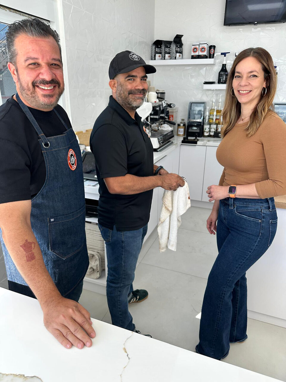 Equipo original de Friends cafe Wilmer Ramirez y Evelyn Zapata junto al barista Hernan Rodriguez