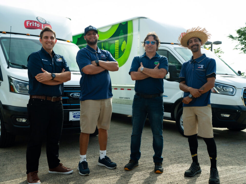 empleadis Pepsi frente a los vehiculos electricis