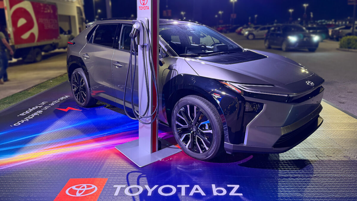 Toyota Bx 2026 en la entrada del Distrito T-mobile