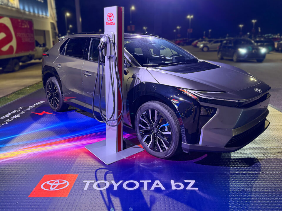 Toyota Bx 2026 en la entrada del Distrito T-mobile