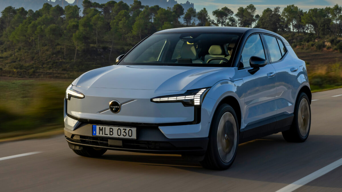 vista delantera del volvo ex30 corriendo en zona rural con montañas en el fondo