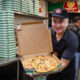 James Lynn presenta su recién hecha pizza hawaiiana de Marco's Pizza