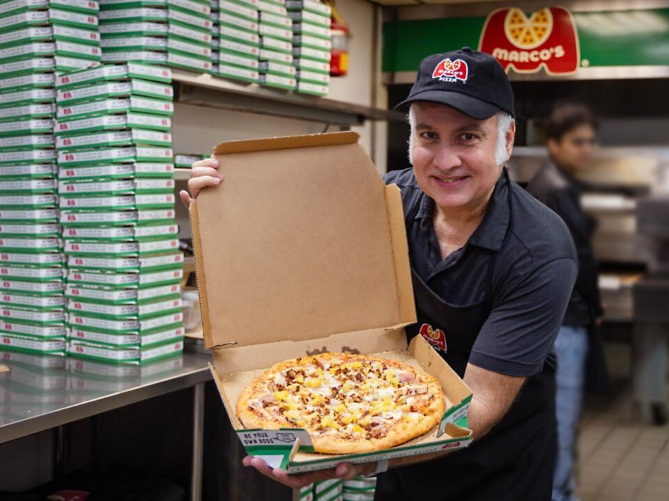 James Lynn presenta su recién hecha pizza hawaiiana de Marco's Pizza