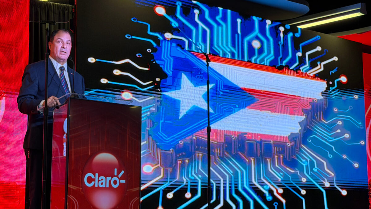 Enrique Ortiz de Montellano, presidente y principal oficial ejecutivo de Claro presenta la llegada del sistema AMX-1 a Ponce