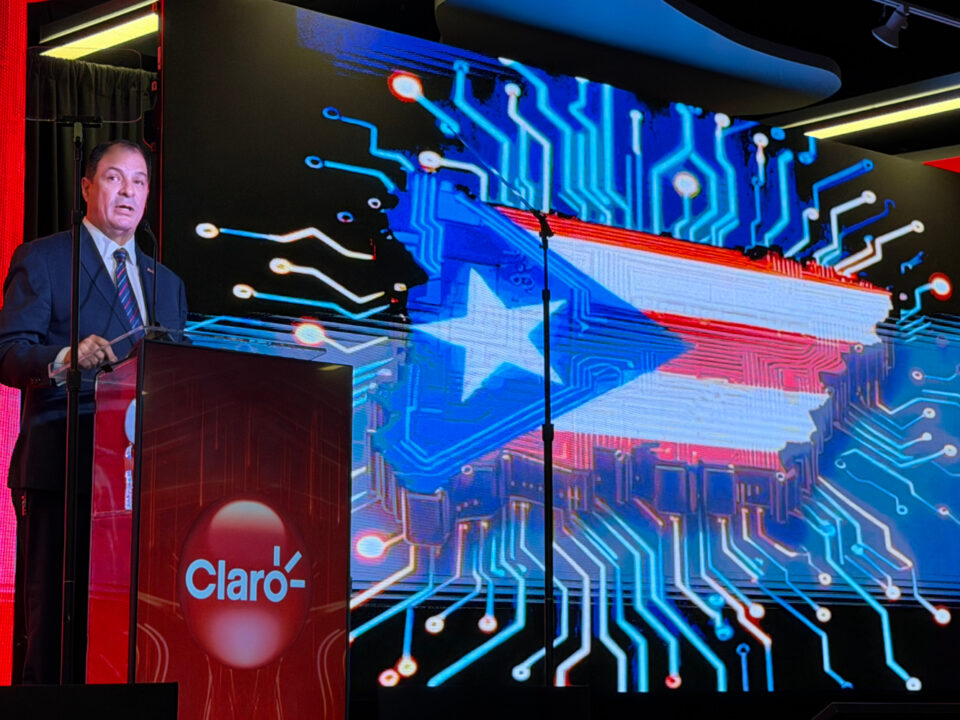 Enrique Ortiz de Montellano, presidente y principal oficial ejecutivo de Claro presenta la llegada del sistema AMX-1 a Ponce