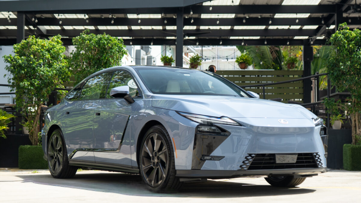 foto en angulo del Lexus ES 2026