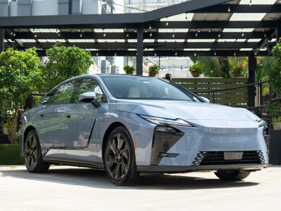 foto en angulo del Lexus ES 2026
