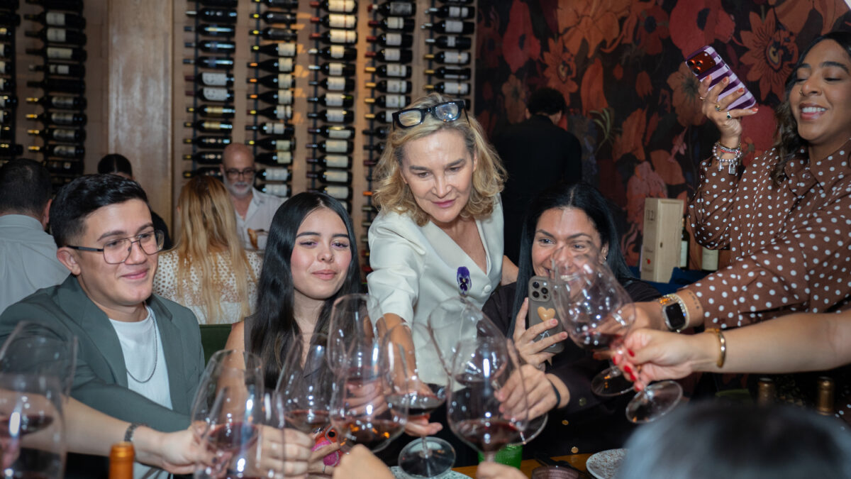 Carolina García, cofundadora y propietaria de la prestigiosa casa española Bodegas Valduero, regresó a Puerto Rico tras más de una década de ausencia para protagonizar una exclusiva presentación y cata de vinos