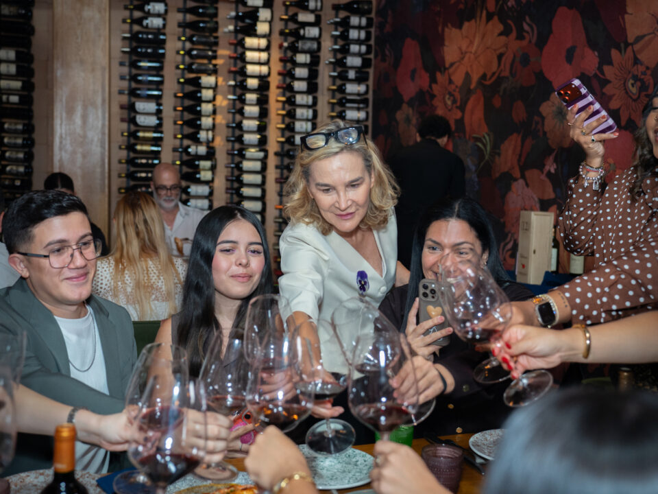 Carolina García, cofundadora y propietaria de la prestigiosa casa española Bodegas Valduero, regresó a Puerto Rico tras más de una década de ausencia para protagonizar una exclusiva presentación y cata de vinos