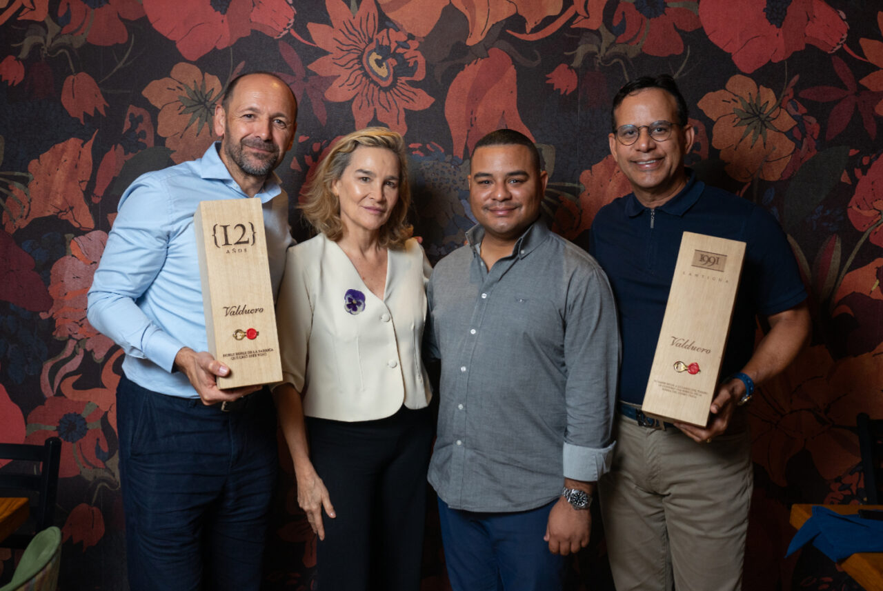 Alfonso González, director de exportaciones para Latinoamérica de Bodegas y Viñedos Valduero, Carolina García, cofundadora y propietaria de la prestigiosa casa española Bodegas Valduero y David Rebollo David Rebollo, gerente de marca d